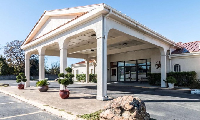 Stephenville Hotel | Comfortable Stay at Motel 6-Stephenville, TX - Pet Friendly