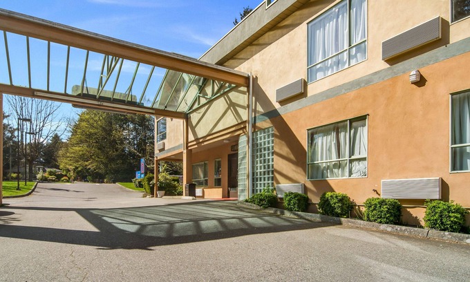 Newton Hotel | Convenient Motel 6 Surrey, BC: Family-Friendly Amenities