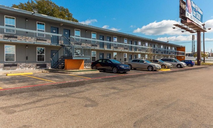 Temple Hotel | Comfortable Motel 6 in Temple, TX - Pet Friendly & Accessible