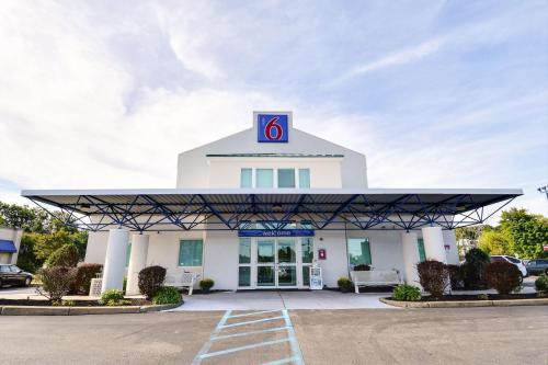 Tewksbury Hotel | Budget-Friendly Motel 6 in Tewksbury, MA - Pet Friendly Stay