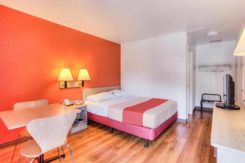 Lake Oswego Hotel | Pet-Friendly Motel 6 in Tigard, OR with Pool Access