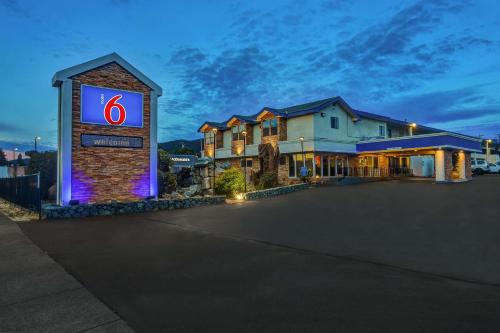 Ukiah Hotel | Pet-Friendly Motel 6 in Ukiah, CA with Pool & Restaurant