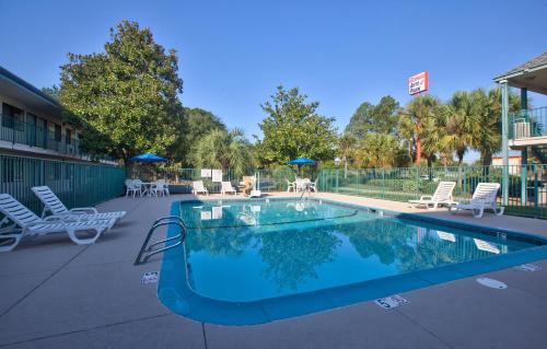 Valdosta Hotel | Budget-Friendly Motel 6 Valdosta: Pet & Family Friendly Stay