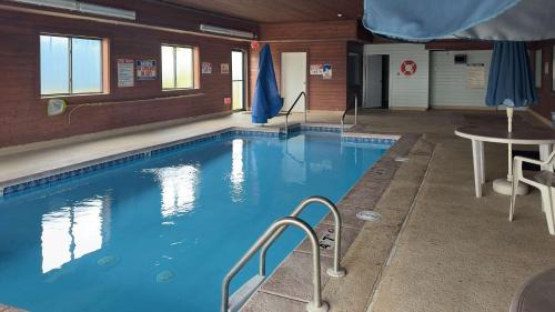 Waterloo Hotel | Budget-Friendly Motel 6 in Waterloo, IA with Pool & Pet Access