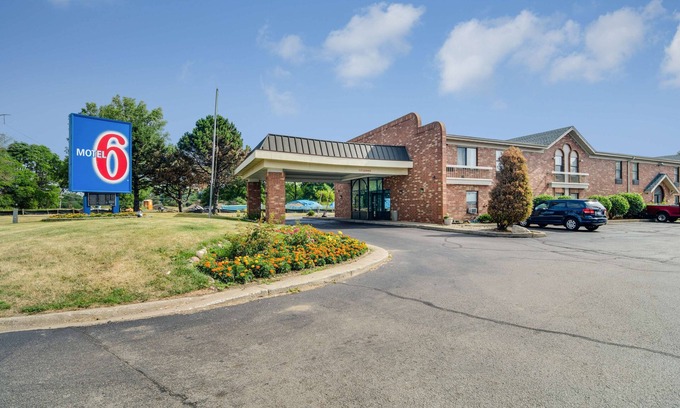 Waukegan Hotel | Budget-Friendly Motel 6 Waukegan with Breakfast Included