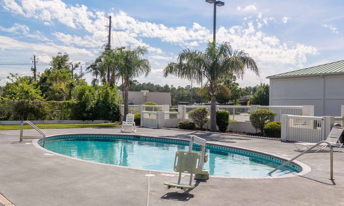 Waycross Hotel | Budget-Friendly Stay at Motel 6 Waycross GA with Breakfast