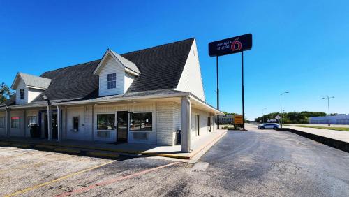 Webster Hotel | Convenient Motel 6 in Webster, TX Near NASA & Ocean Views