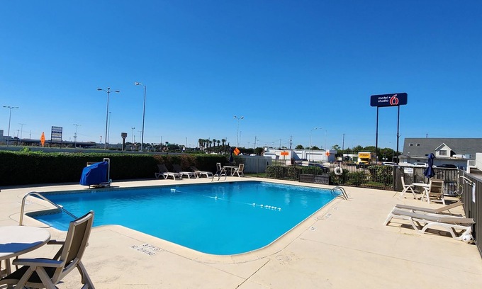 Webster Hotel | Discover Motel 6 Webster, TX - Your Gateway to NASA Lake