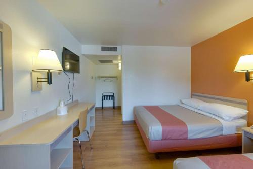 Weed Hotel | Budget-Friendly Motel 6 Weed - Mount Shasta with Pool
