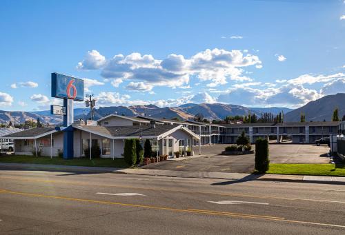 Wenatchee Hotel | Discover Motel 6-Wenatchee: Pet-Friendly with Pool Access