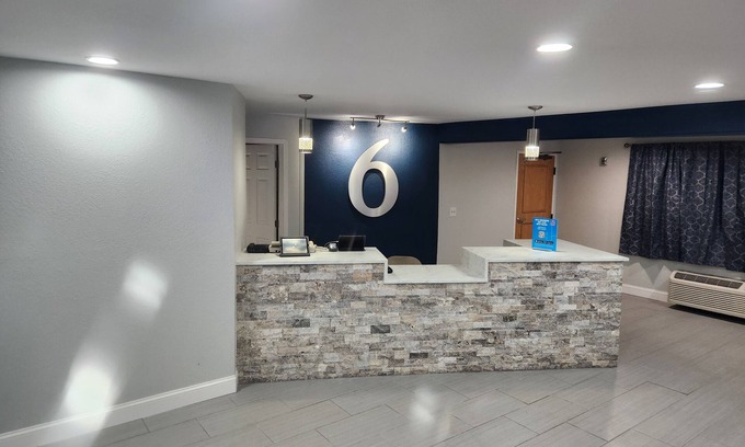 Williamstown Hotel | Budget-Friendly Motel 6 in Williamstown, WV with Breakfast
