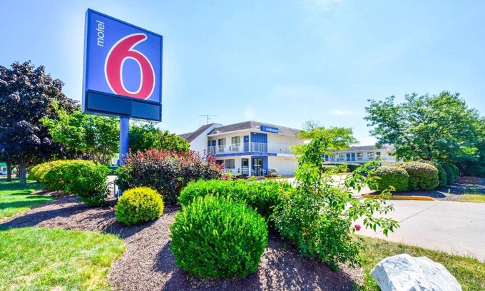 Windsor Locks Hotel | Pet-Friendly Motel 6 in Windsor Locks with Pool Access