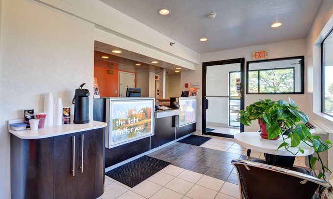 Windsor Locks Hotel | Budget-Friendly Stay at Motel 6 Windsor Locks, CT