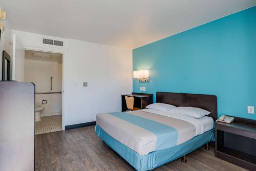 Winnemucca Hotel | Budget-Friendly Motel 6 in Winnemucca, NV with Pool