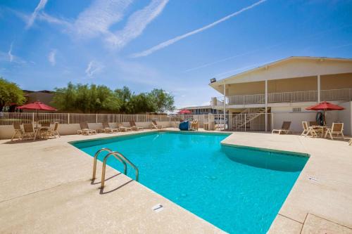 Youngtown Hotel | Pet-Friendly Motel 6 in Youngtown, AZ with Pool Access