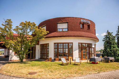 Cernozice Hotel | Discover Motel Arkus: Pet-Friendly Stay with Breakfast