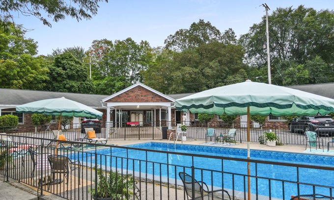 Bear Lake Hotel | Discover Motel Bear Lake: Eco-Friendly Retreat with Pool