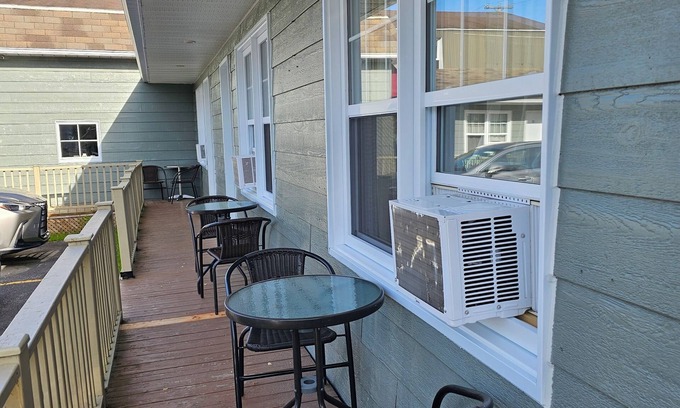 Magog Hotel | Family-Friendly Getaway at Motel de l'Outlet with Pool
