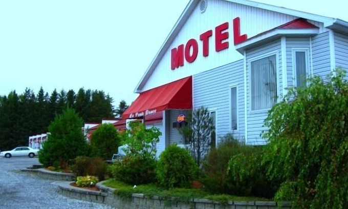 Magog Hotel | Cozy Retreat at Motel de la Pente Douce with Breakfast