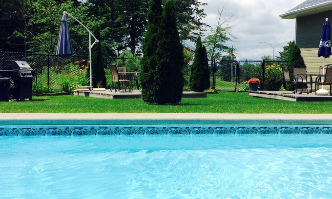 Sherbrooke Hotel | Relax at Motel des Cèdres: Family-Friendly with Pool & Breakfast