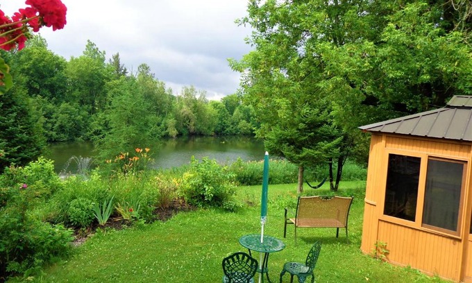 Shefford Hotel | Pet-Friendly Motel des Deux Lacs with Ocean Views