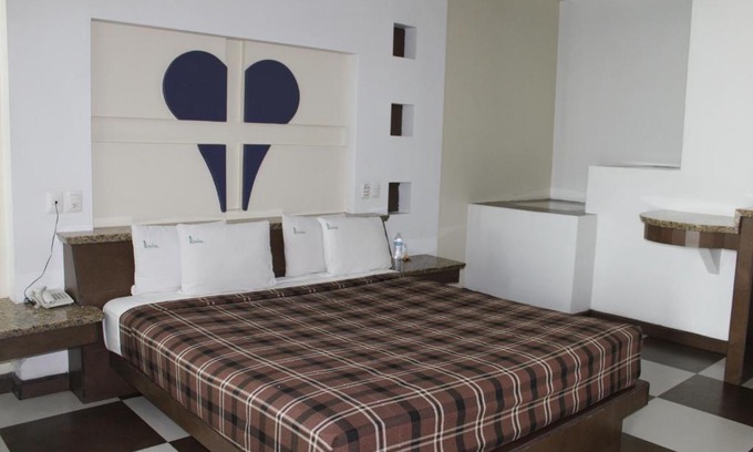 Carlos Pacheco 4 Hotel | Cozy Comfort at Motel Dubái Ensenada with Hot Tub & Breakfast