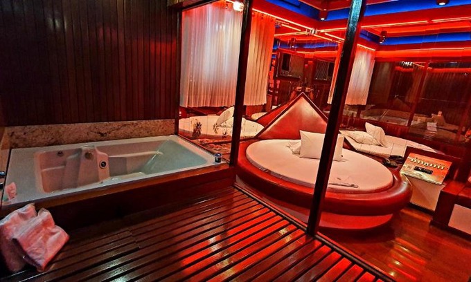 Santa Amelia Hotel | Budget-Friendly Stay at Motel Fantasy 5 with Hot Tub