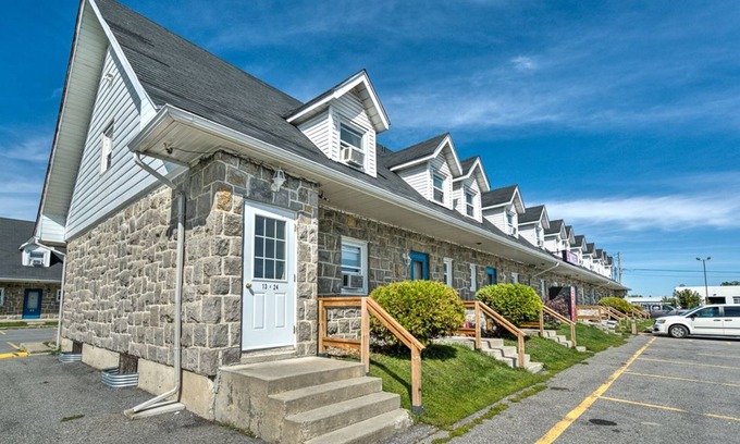Salaberry De Valleyfield Hotel | Comfort and Convenience at Motel Grande ile with Breakfast