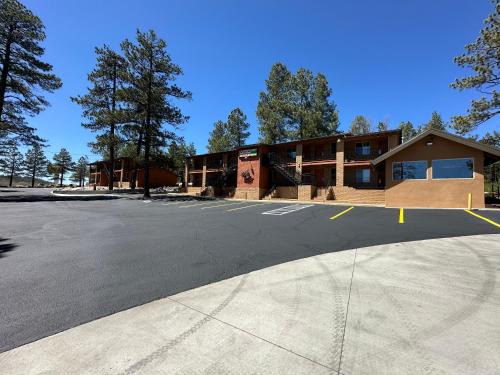 Munds Park Hotel | Tranquil Getaway at Motel In The Pines with Family-Friendly Amenities