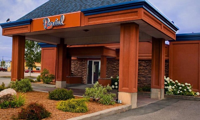 Baie Comeau Hotel | Budget-Friendly Motel Le Boréal with Breakfast & Kitchen