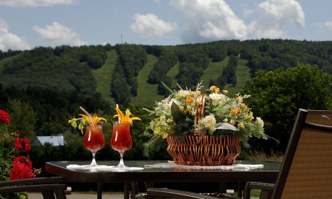 Saint-Sauveur Hotel | Discover Motel Le JoliBourg: Family-Friendly with Pool