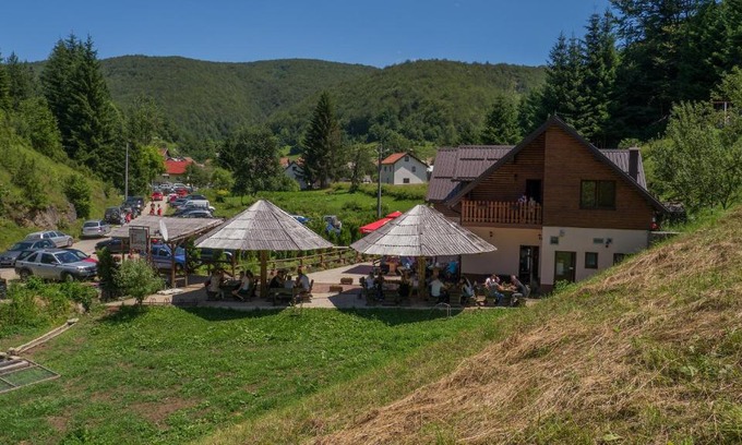 Dezevice Hotel | Budget-Friendly Motel Luka with Restaurant & Family Amenities