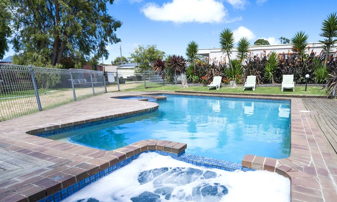 Marengo Hotel | Discover Motel Marengo: Family-Friendly with Pool & Spa