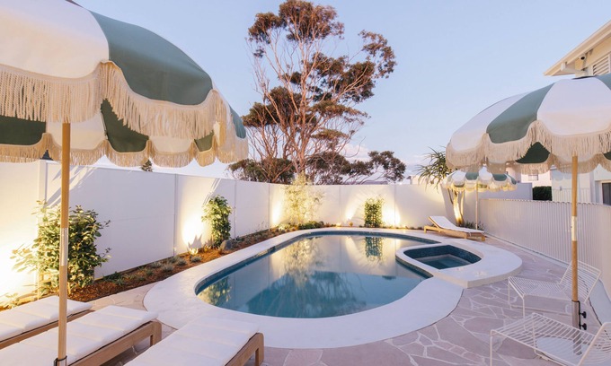 Mollymook Hotel | Discover Motel Molly: Guest Rated 9.4 with Pool & Dining