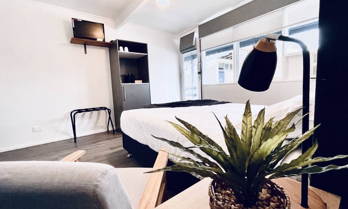 Tintinara Hotel | Budget-Friendly Stay at Motel on Becker with Breakfast