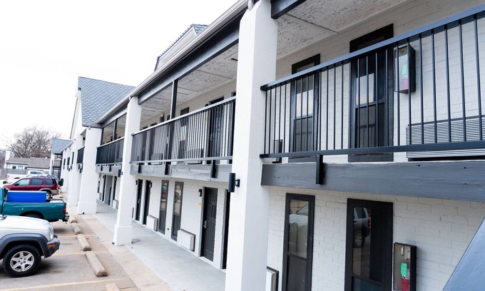 Bartlesville Hotel | Budget-Friendly Stay at Motel One Bartlesville with Breakfast