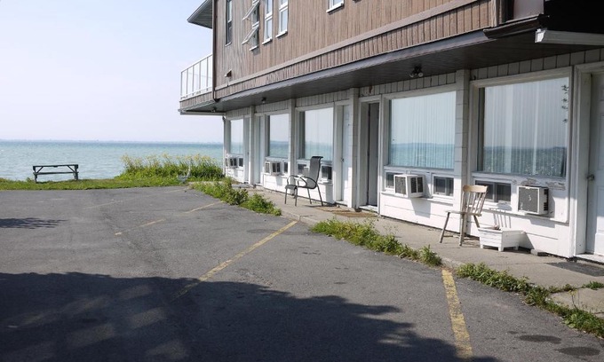 Saint-Zotique Hotel | Budget-Friendly Stay at Motel Rive Du Lac for Families
