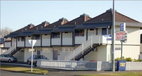 Hamilton North Hotel | Budget-Friendly Motel Six with Free Breakfast and Family Perks