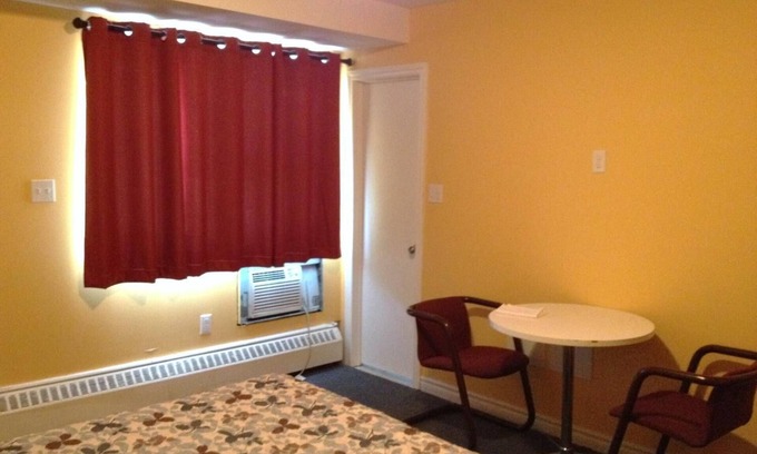 Cote-Des-Neiges—Notre-Dame-De-Grace Hotel | Relax at Motel St-Jacques with Pool and Family Amenities