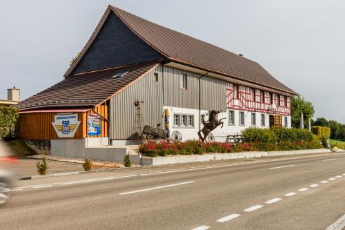 Brutten Hotel | Comfortable Stay at Motel Steighof with On-Site Dining