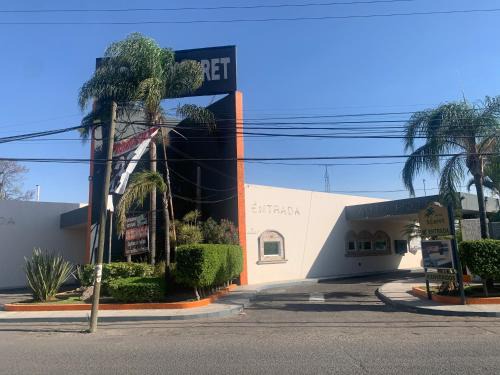 San Pedro Tlaquepaque Hotel | Budget-Friendly Stay at Motel Xcaret with Breakfast Included