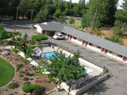 Apple Hill Hotel | Convenient Comfort at Mother Lode Motel - Pet Friendly Stay