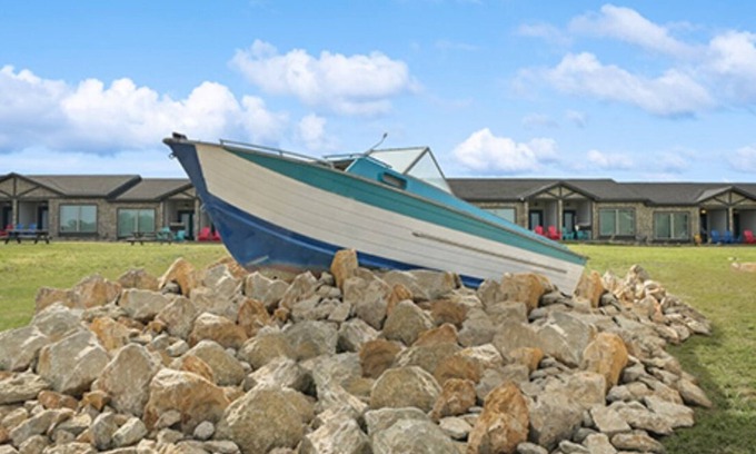 Graford Hotel | Welcoming MotorBoat Inn Suite 1 - Perfect for Pets!