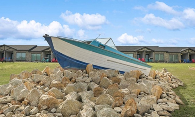 Graford Hotel | Inviting MotorBoat Inn Suite 12 with Kitchen Amenities