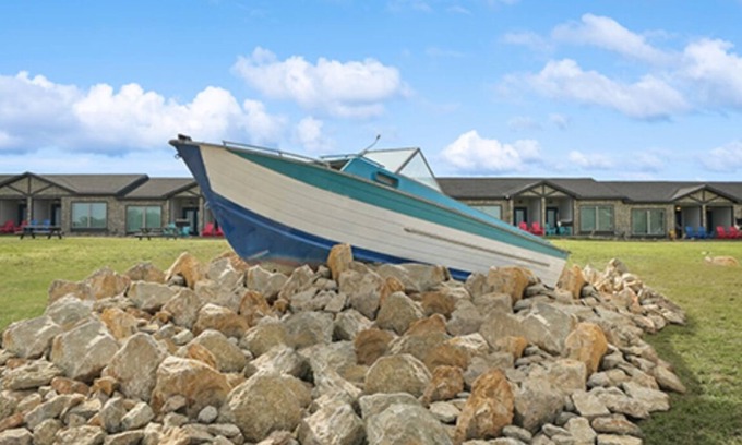 Graford Hotel | Family-Friendly MotorBoat Inn Suite with Kitchen Comforts