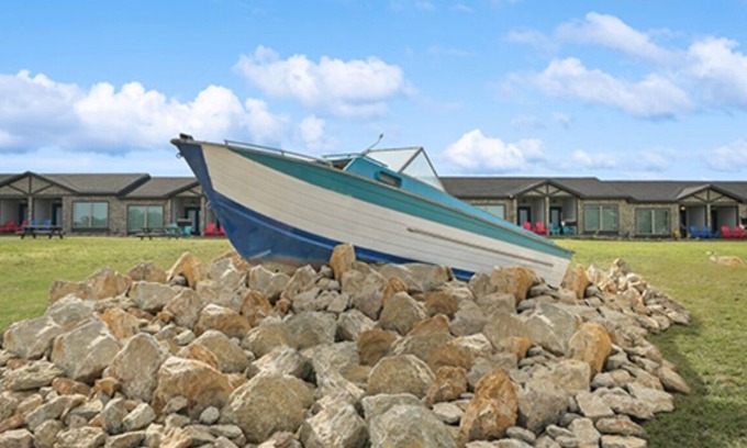 Graford Hotel | Pet-Friendly MotorBoat Inn Suite 2 with Kitchen Amenities