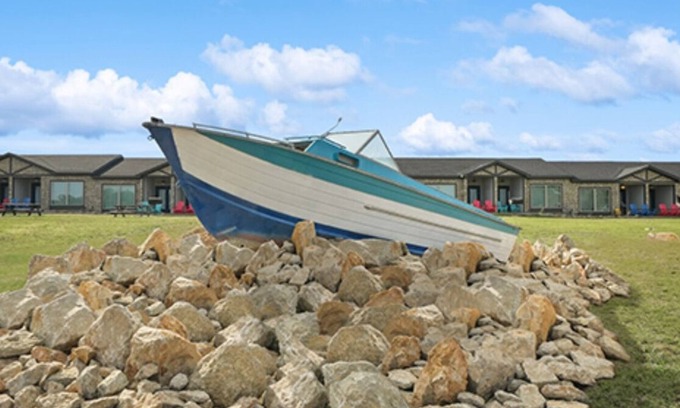 Graford Hotel | Family-Friendly MotorBoat Inn Suite with Kitchen Amenities