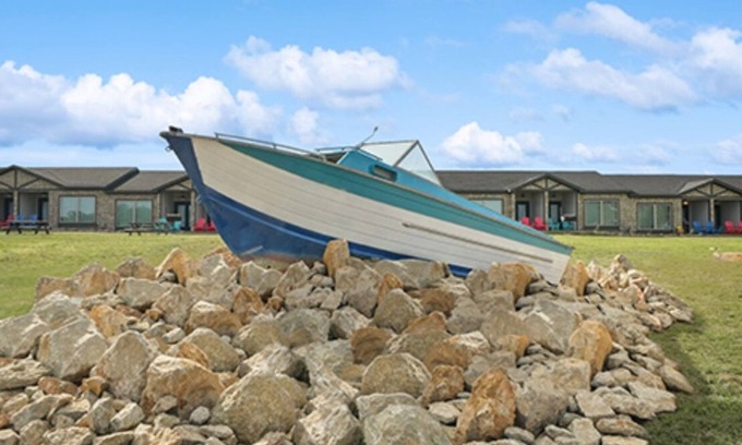 Graford Hotel | Family-Friendly MotorBoat Inn Suite 4 with Kitchen Access