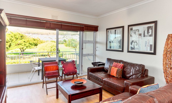 Mouille Point Apartment | Mountain View 2 Bedroom at Mouille Point with Pool & Kitchen