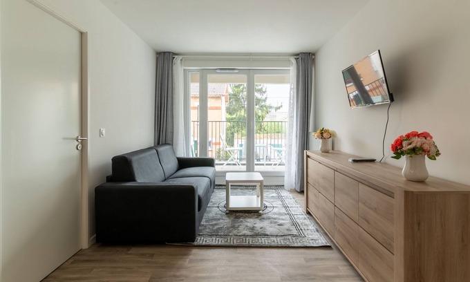 Bondy Apartment | Convenient Moulin à Vent Nord: 20 Min from Paris